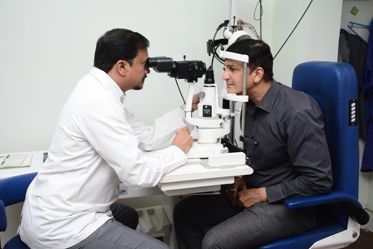 Patient undergoing retinal nerve fibre analysis for showing symptoms like blurring of vision and seeing black dots